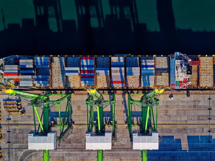 Container terminal with quayside gantry cranes